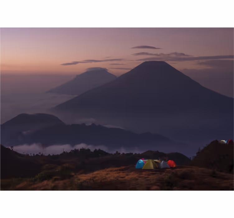 Toile fenêtre cuisine randonneurs avec montagne nuageuse - TenStickers