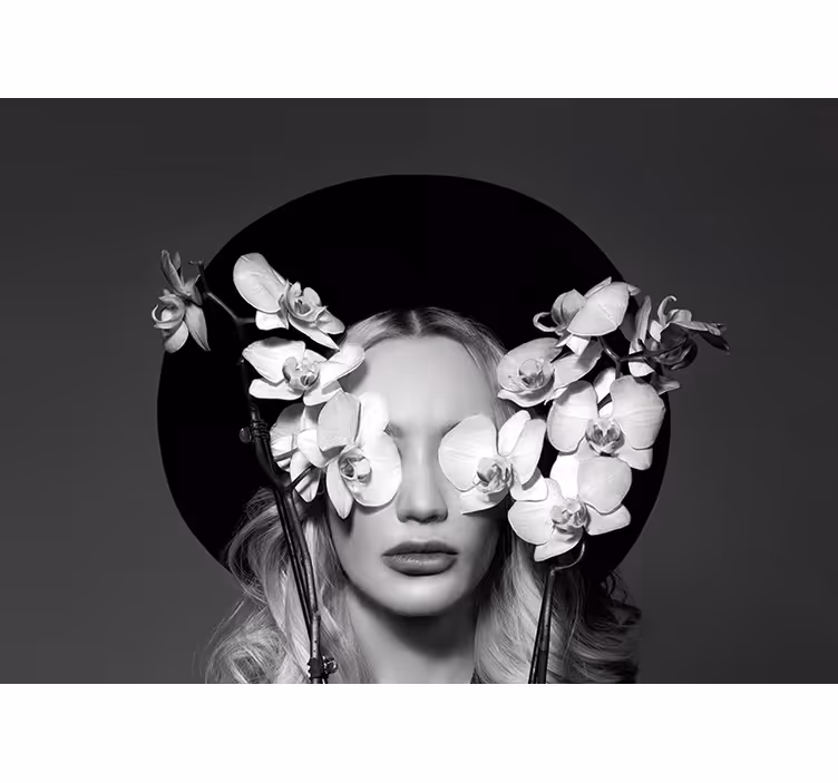 Toile fenêtre salon femme au chapeau fleuri - TenStickers
