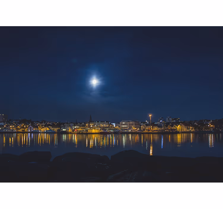 Tapisserie ville reflets urbains sous la lumière de la lune - TenStickers