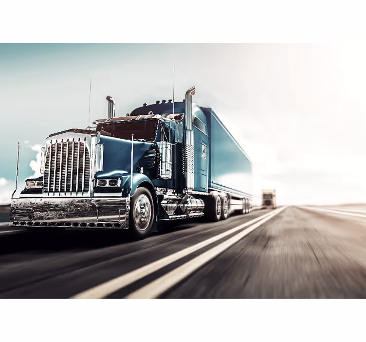 Papier peint mural Camion d'argent sur l'autoroute - TenStickers