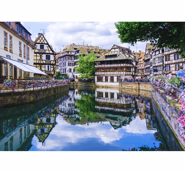 Tapisserie ville charmant village au bord de la rivière - TenStickers