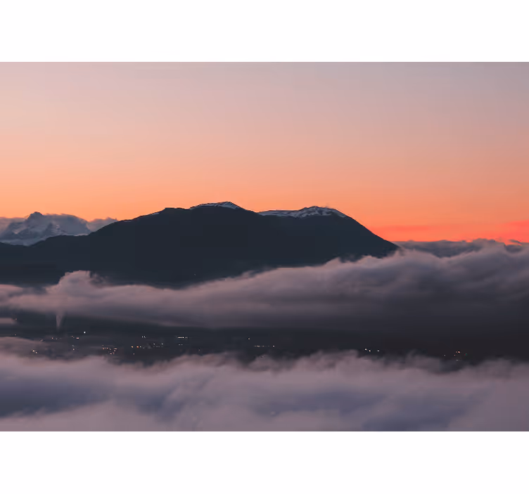 Papier peint montagne Lever de soleil nuageux - TenStickers