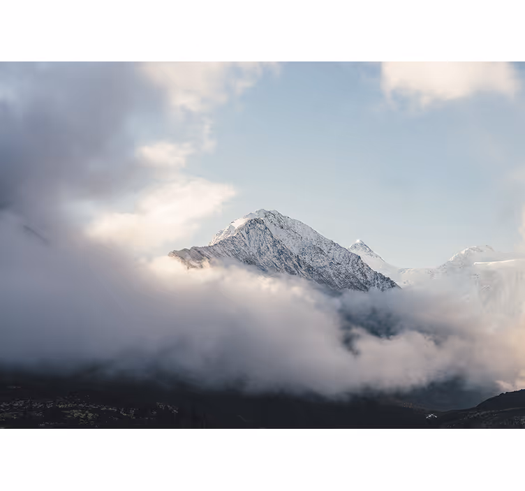 Papier peint Montagnes grises et des nuages - TenStickers