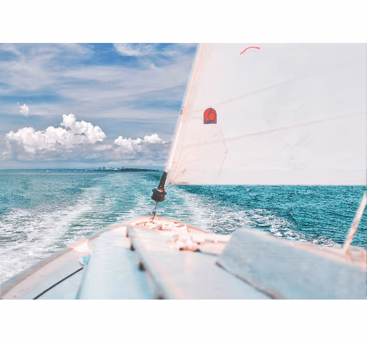 Photo murale bateau sur la mer près de la côte - TenStickers