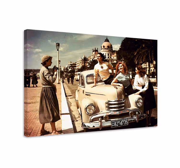 Tableau salon Quatre femmes avec une voiture - TenStickers