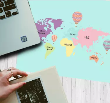 Mouse pad carte du monde design nordique avec ballons à air - TenStickers