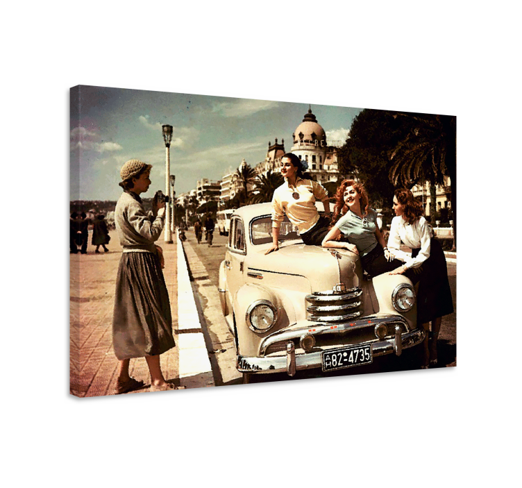 Tableau salon Quatre femmes avec une voiture - TenStickers