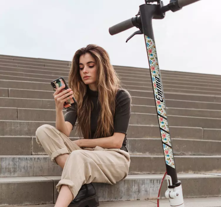 Autocollant pour trottinette fleurs avec nom - TenStickers