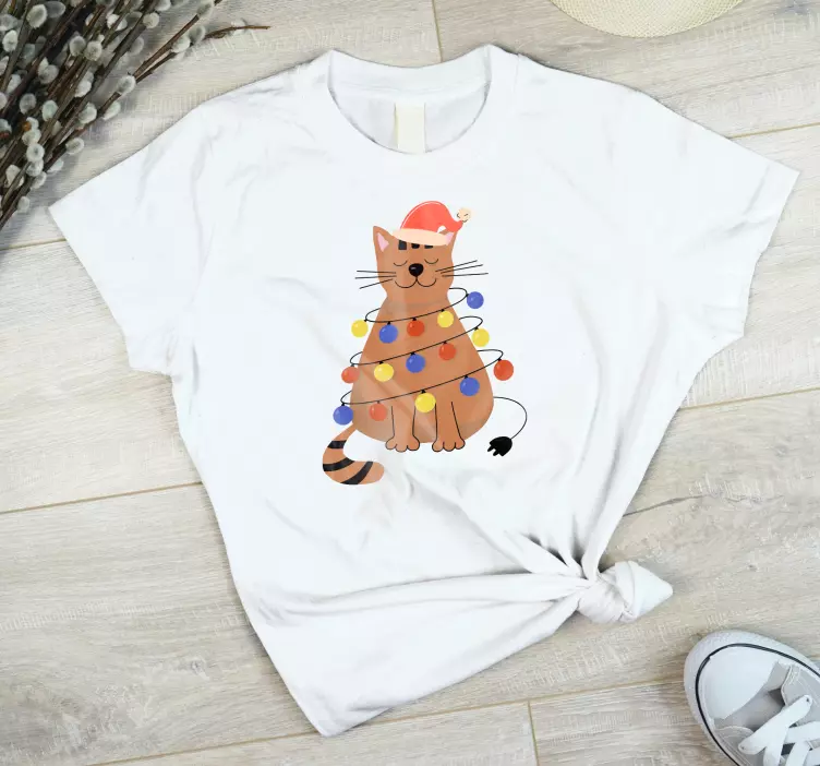 Tee shirt noel Chat mignon emmêlé dans des lumières colorées - TenStickers